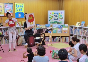 150726_『だるまちゃんとてんぐちゃん』_えほんのひろば